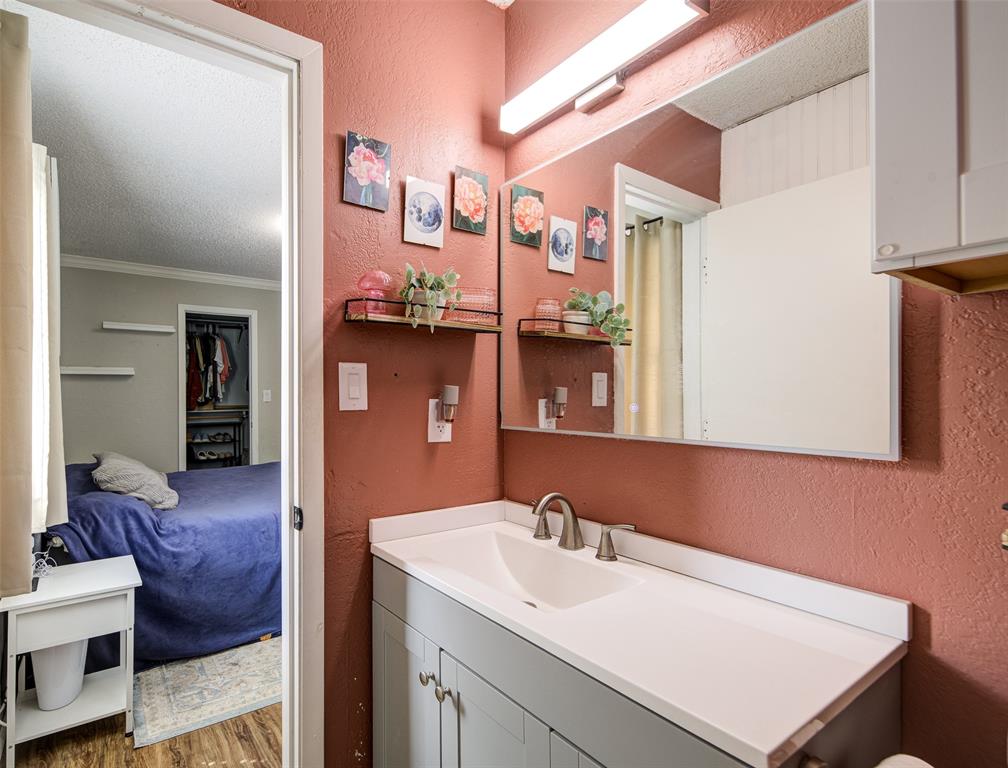 514 Gilliland Road Springtown, TX 76082 - Photo 20 of 31 Half bath ensuite of the primary bedroom