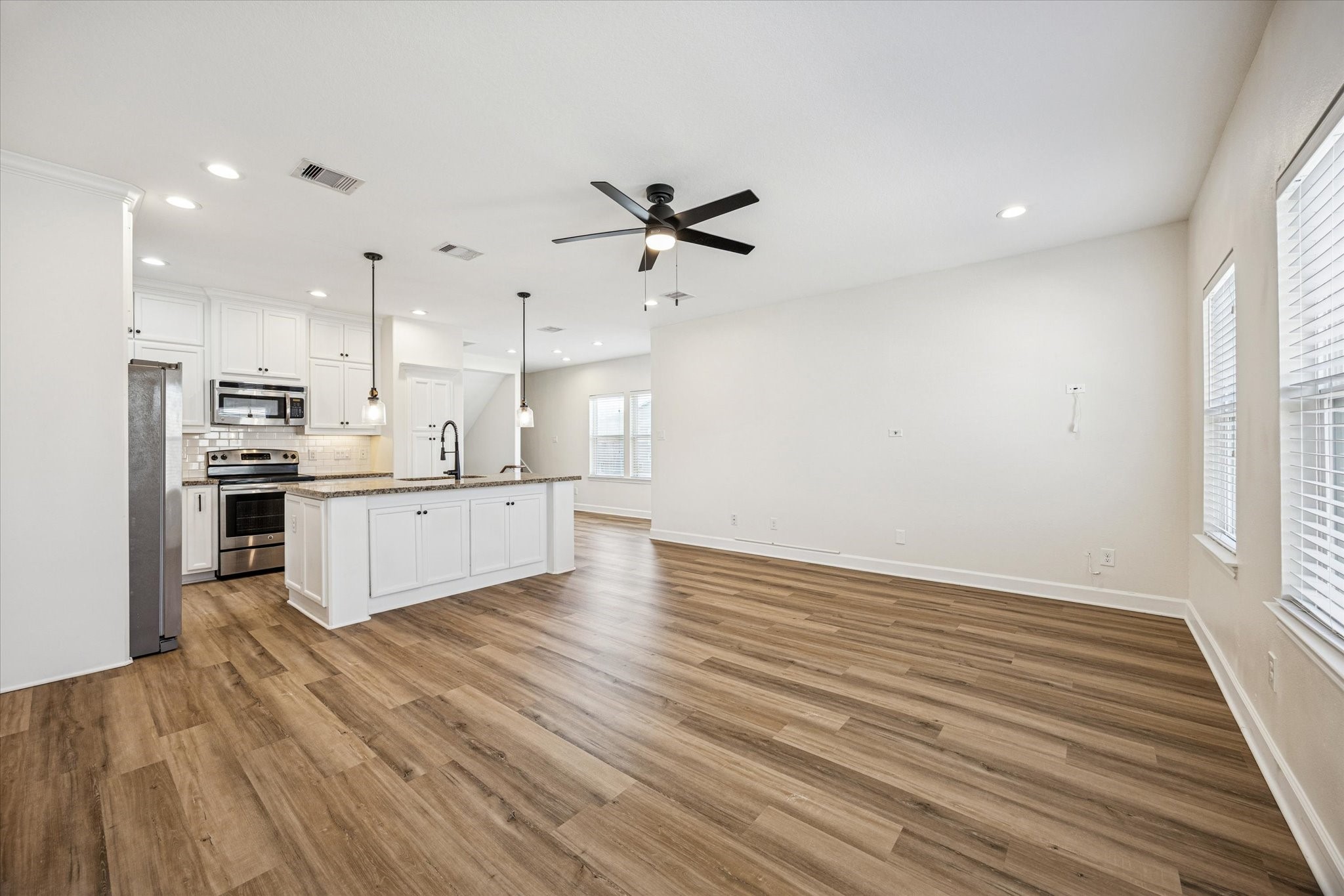 5402 Jonathan Lane Houston, TX 77011 - Photo 6 of 33 Large living space and loads of light!