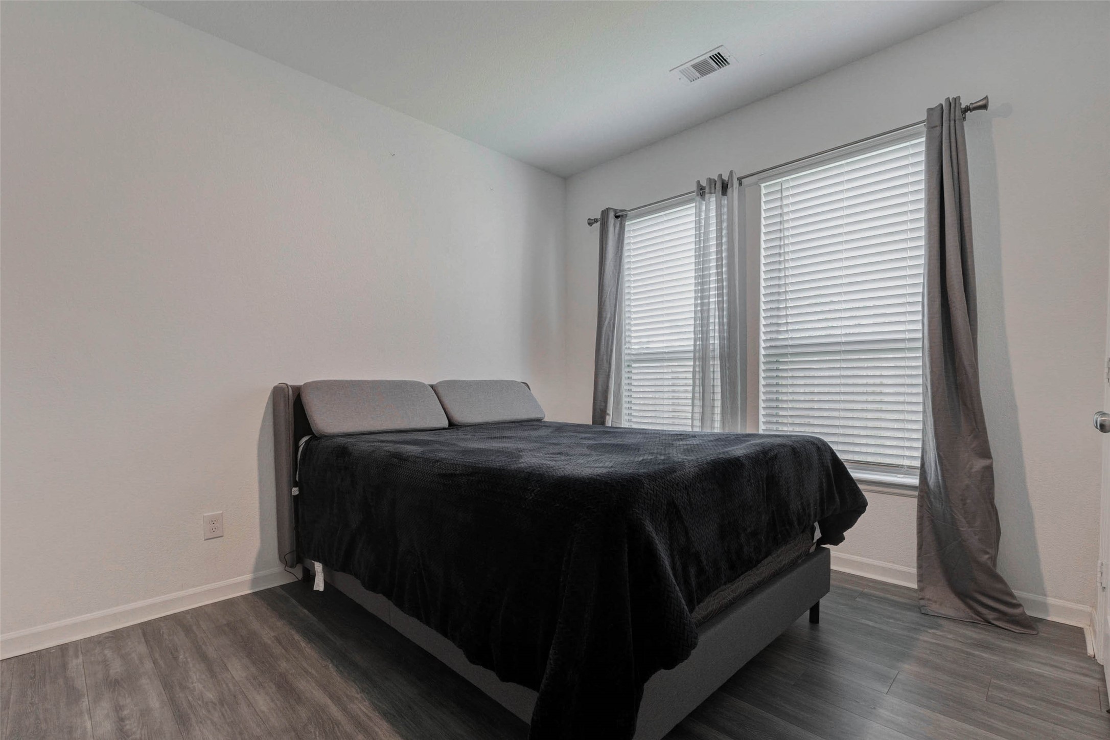 3711 Castle Rock Drive Rosenberg, TX 77469 - Photo 23 of 46 a bed sitting in a bedroom next to a window