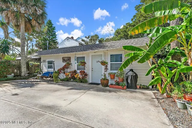 a view of a livingroom with furniture and windows