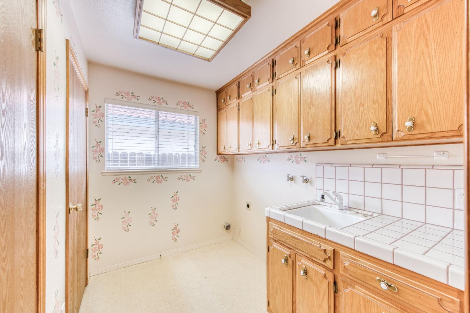 2530 Sterling Avenue Sanger, CA 93657 - Photo 31 of 40 a bathroom with a sink and a mirror