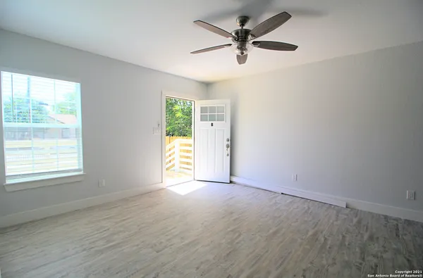 $1,500 | 707 South Olive Street, Unit B, San Antonio, TX 78203