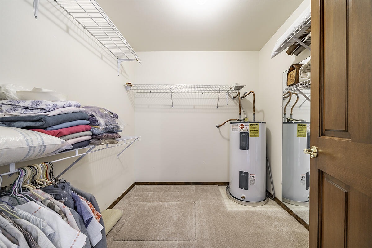 7255-7277 Upper Applegate Road Jacksonville, OR 97530 - Photo 19 of 36 a utility room with dryer and washer
