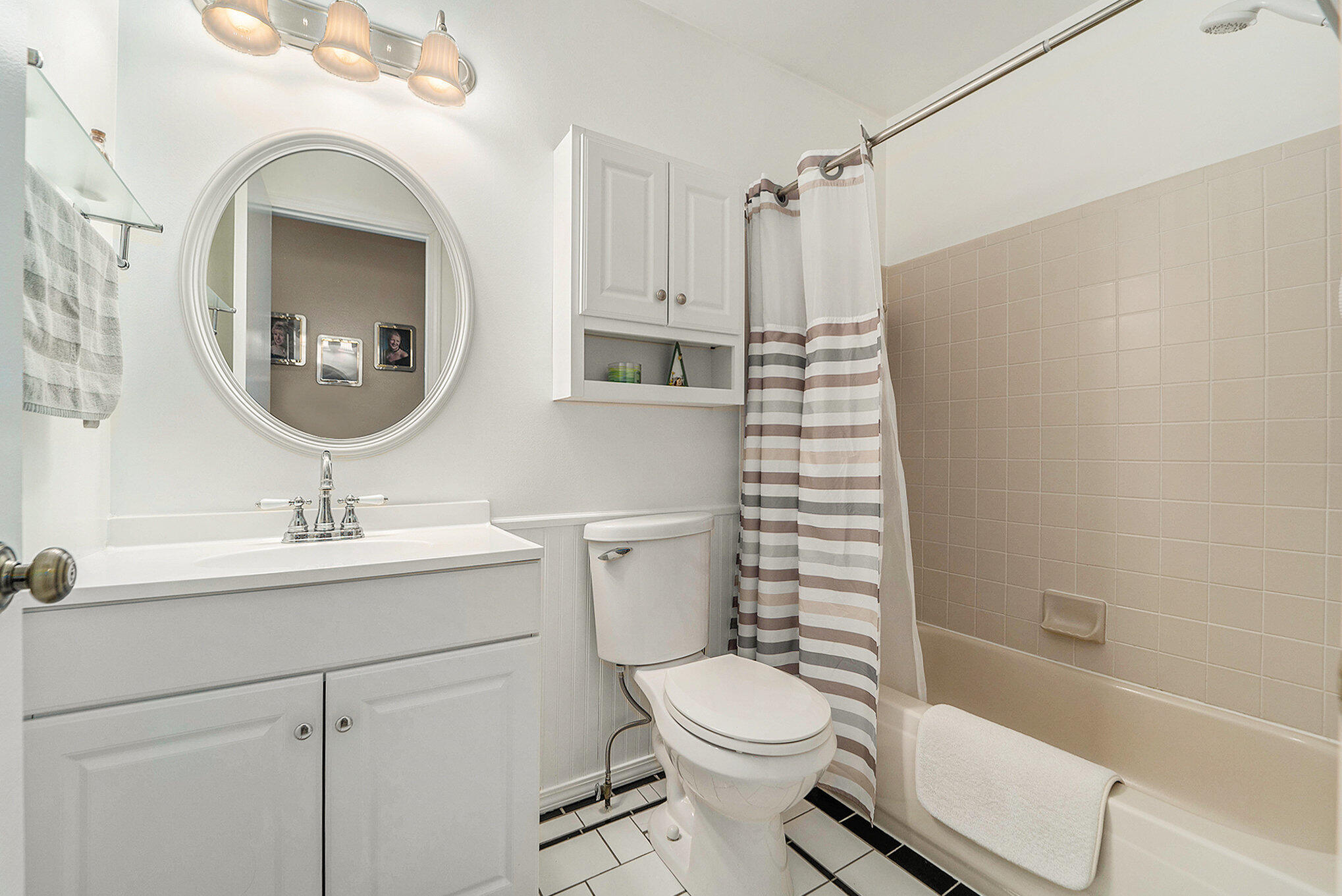 764 South Milford Road Milford, MI 48381 - Photo 11 of 17 Main Bathroom