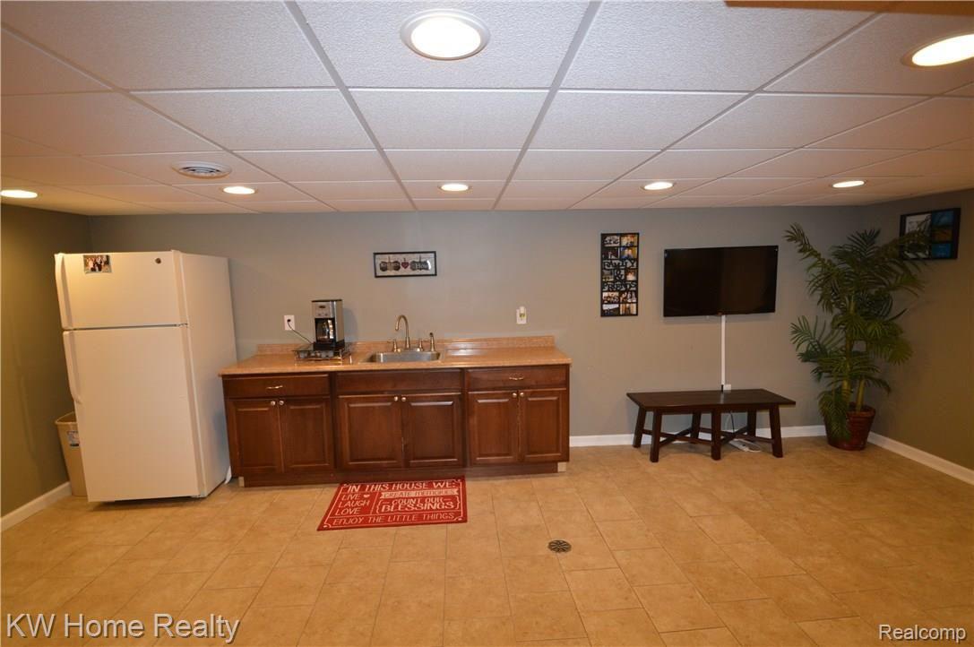 28163 Peppermill Road Farmington, MI 48331 - Photo 21 of 31 FAMILY ROOM SNACK AREA.JPG
