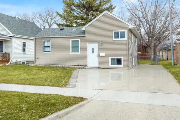 $179,900 | 1446 16 1/2 Street South, Fargo, ND 58103