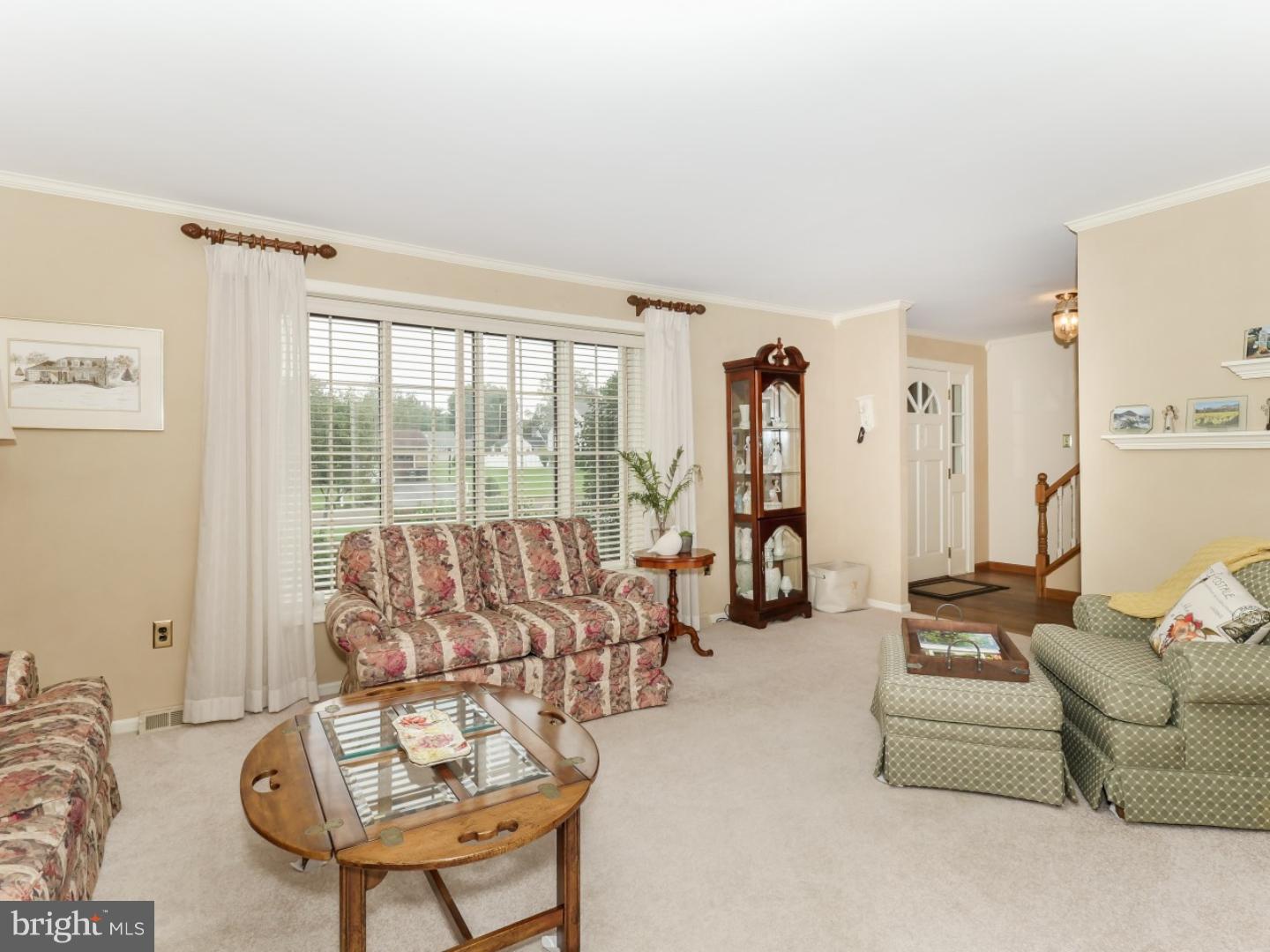 39 Cherokee Road Richboro, PA 18954 - Photo 15 of 25 Living Room