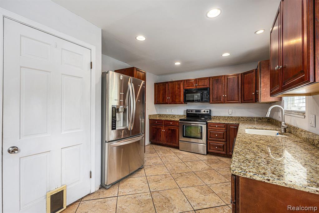 20740 Marter Road Grosse Pointe Woods, MI 48236 - Photo 5 of 37