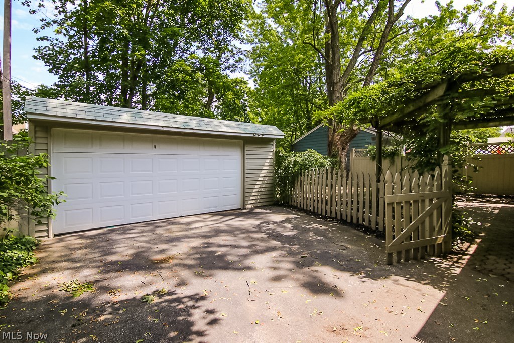 16809 Holbrook Road Cleveland, OH 44120 - Photo 5 of 34