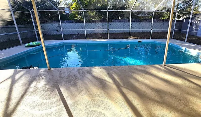 a view of a backyard