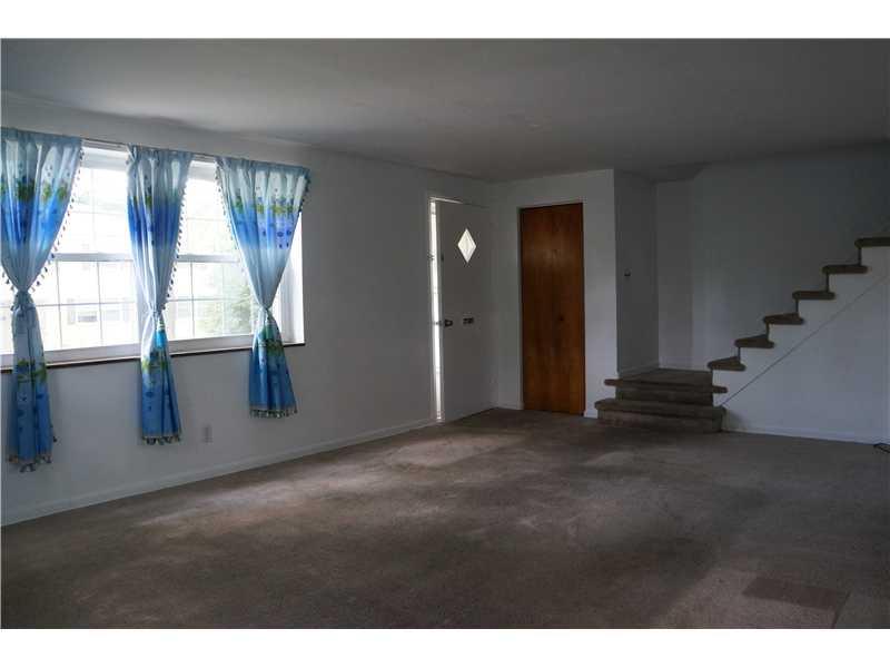 112 Raleigh Court Pittsburgh, PA 15237 - Photo 5 of 20 Living Room.