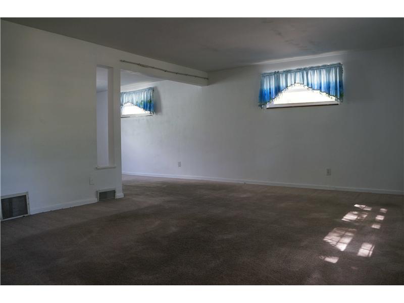 112 Raleigh Court Pittsburgh, PA 15237 - Photo 6 of 20 Living Room.