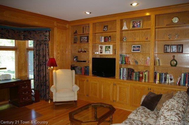 2928 Baytree Court Rochester, MI 48306 - Photo 10 of 18 CUSTOM LIBRARY