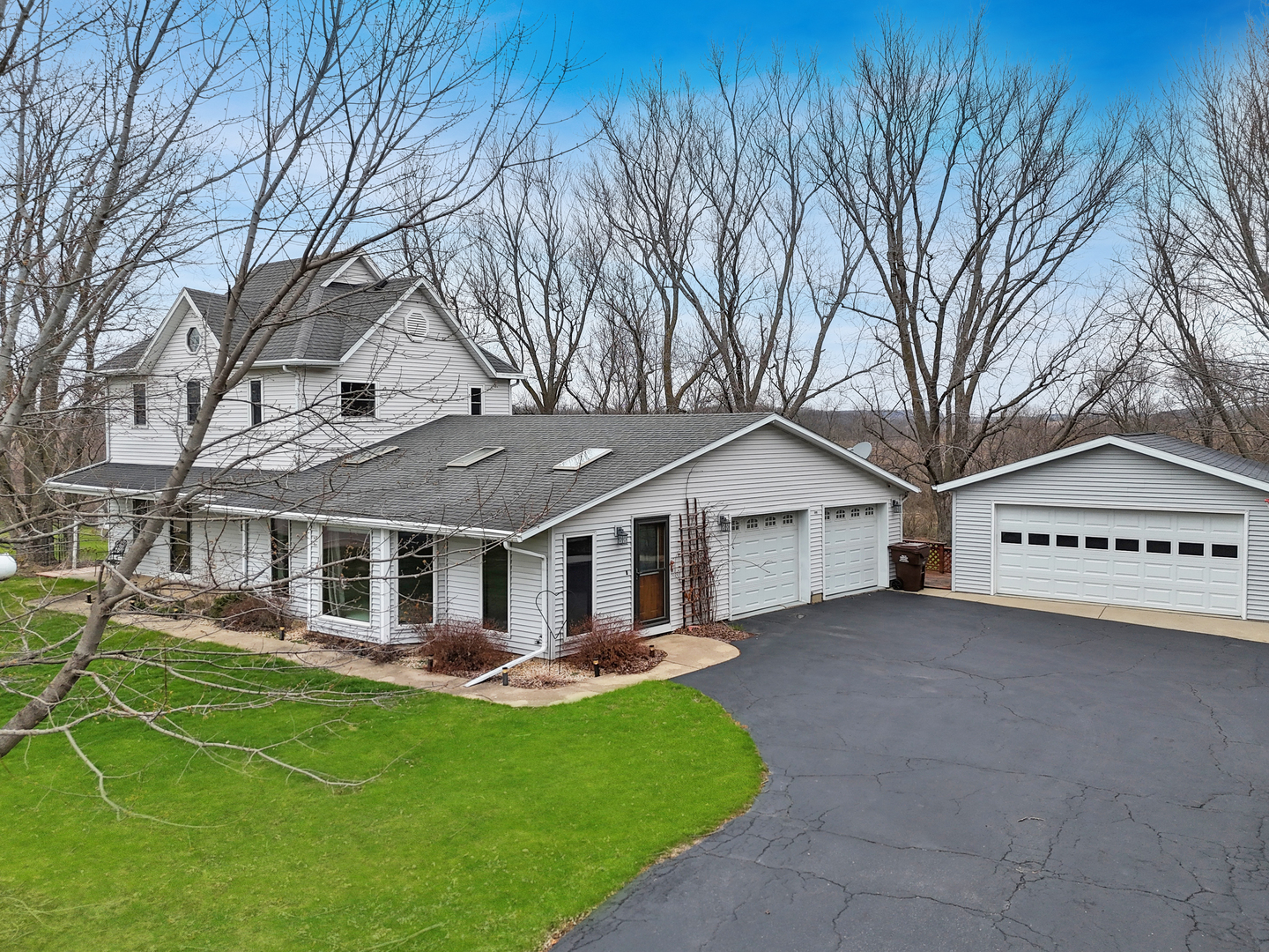 2472 West Red Oak Road Freeport, IL 61032 - Photo 2 of 46