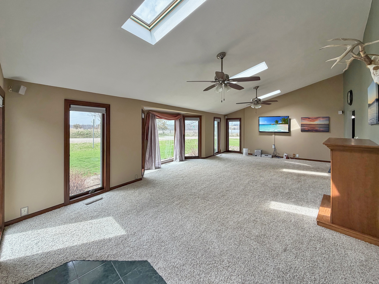 2472 West Red Oak Road Freeport, IL 61032 - Photo 9 of 46