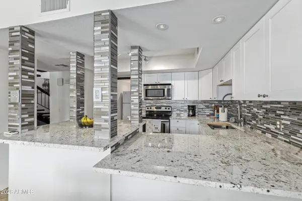 a view of a back yard