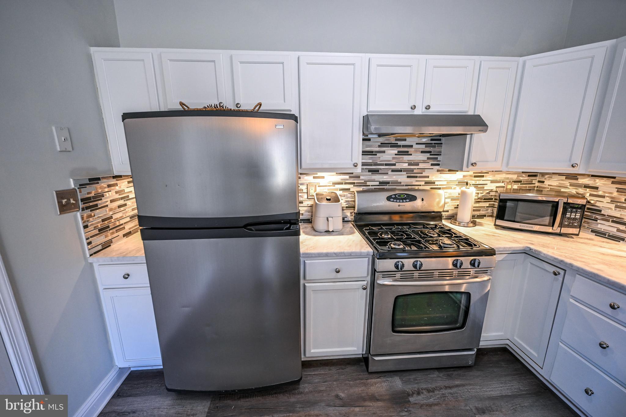 8727 Grape Arbor Way Odenton, MD 21113 - Photo 12 of 49 a kitchen with a stove and a refrigerator