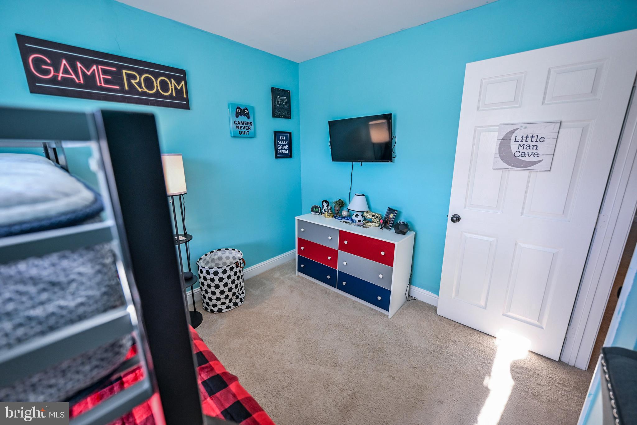 8727 Grape Arbor Way Odenton, MD 21113 - Photo 27 of 49 a living room with furniture and a flat screen tv