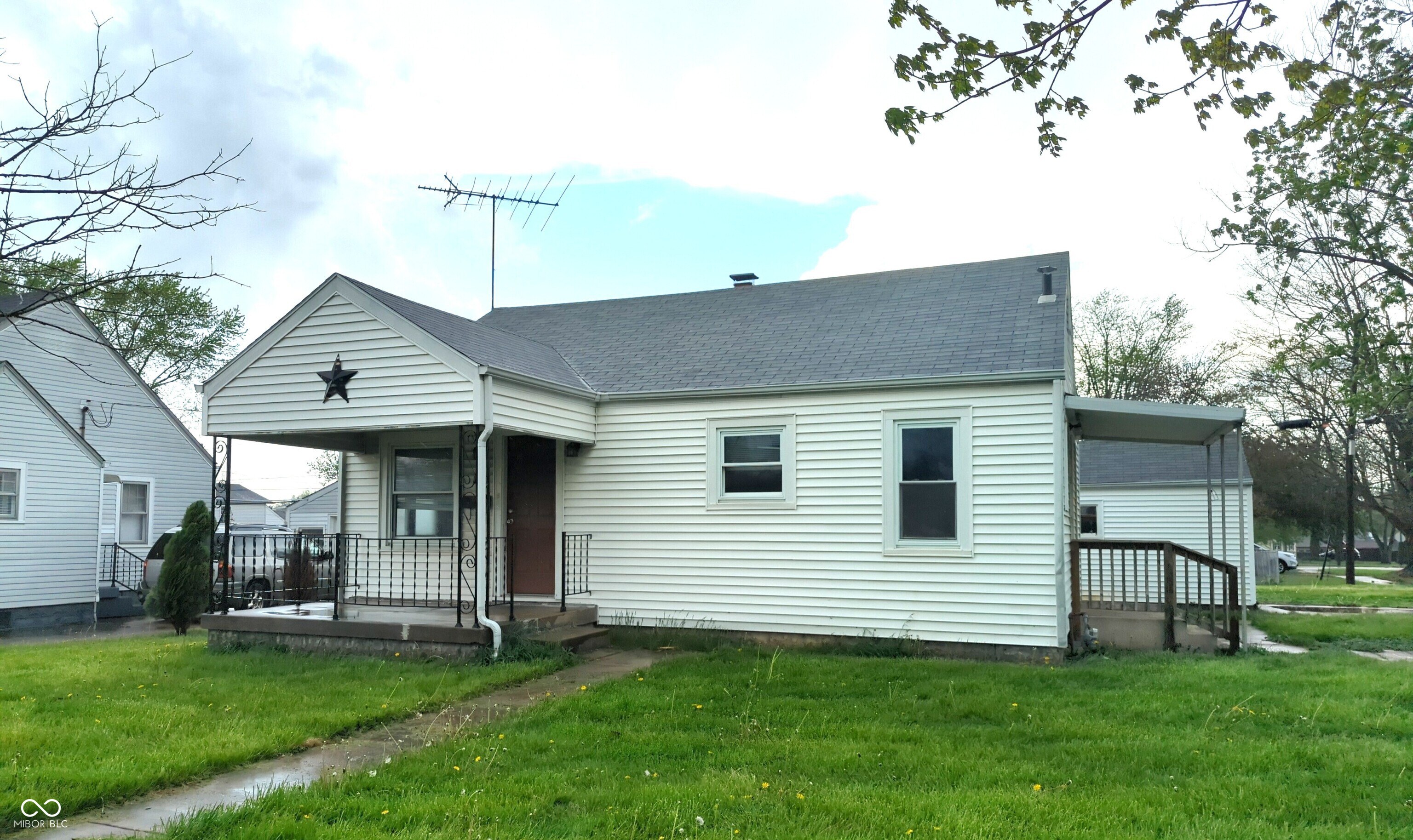 616 West 38th Street Anderson, IN 46013 - Photo 3 of 12