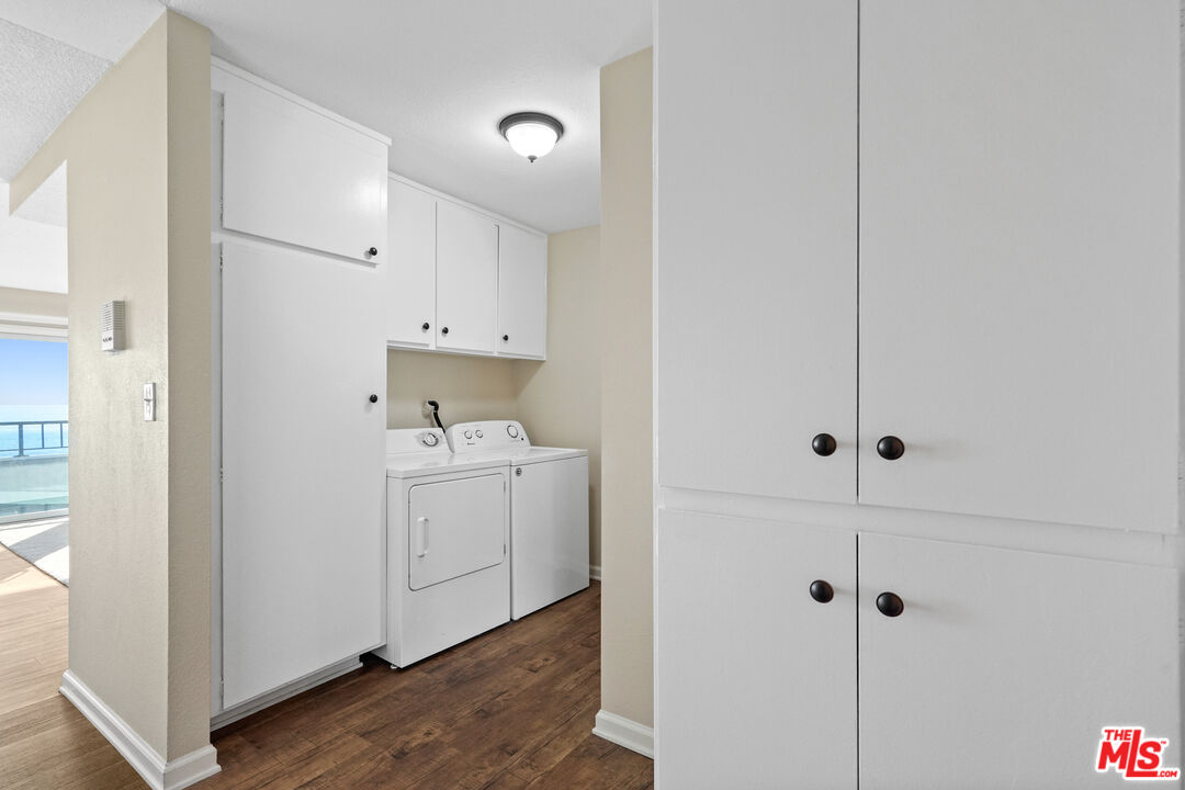 18000 Coastline Drive, Unit 8 Malibu, CA 90265 - Photo 11 of 26 a room view with a washer and dryer
