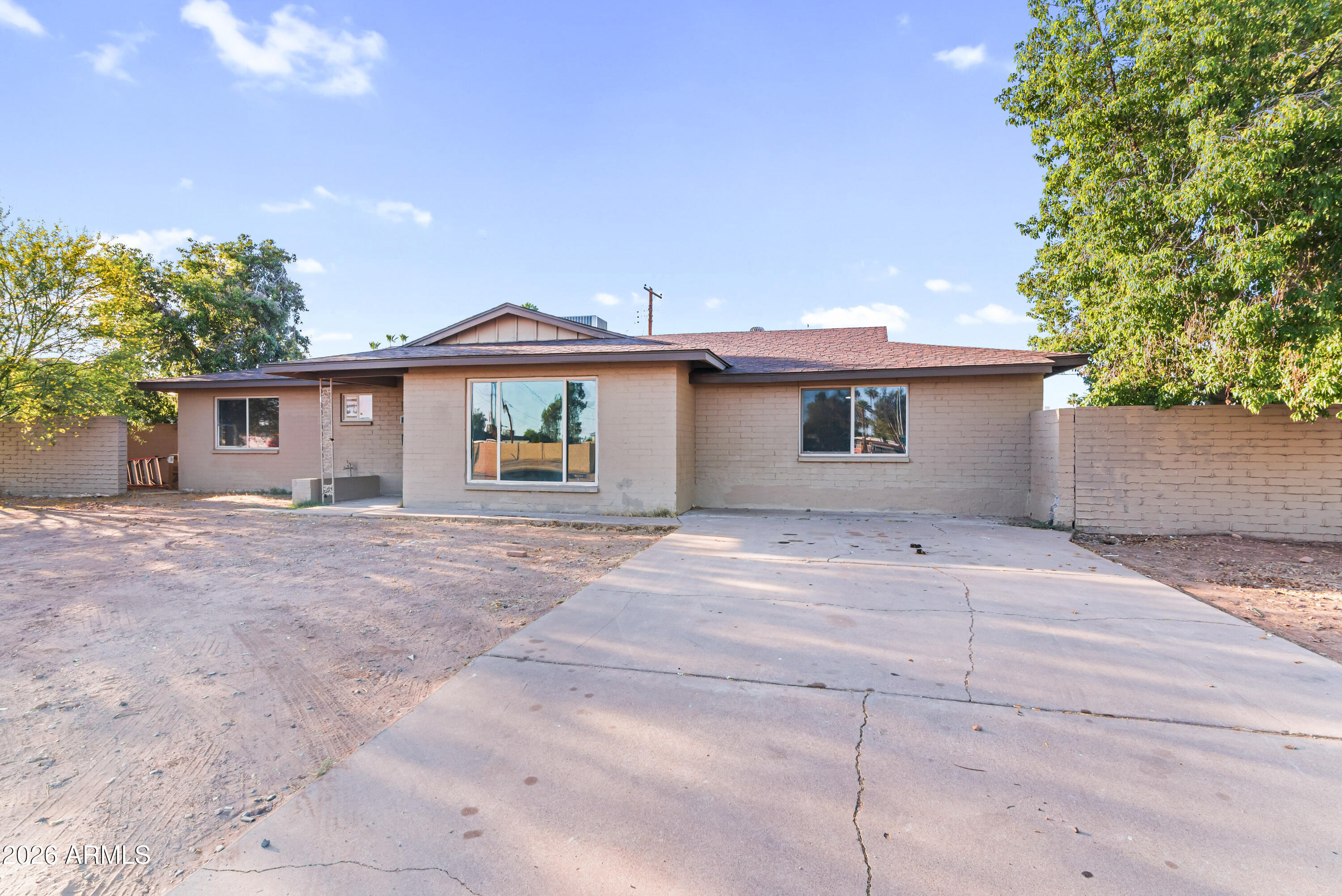 860 West McLellan Road Mesa, AZ 85201 - Photo 3 of 26 a front view of a house with a garden