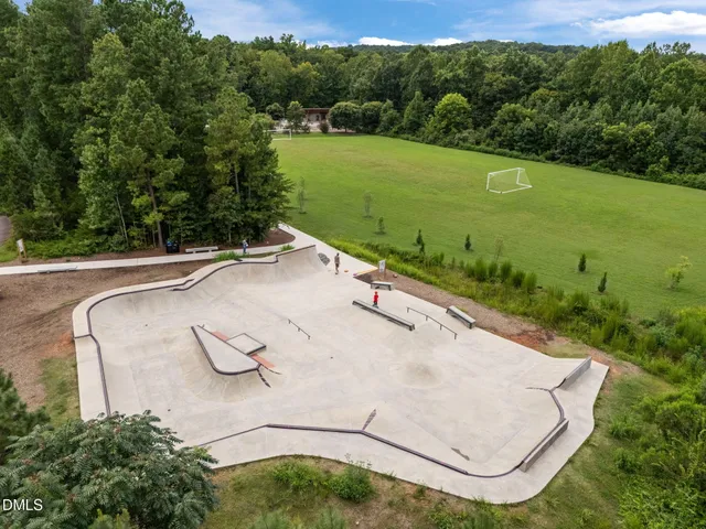 a view of a yard with a house