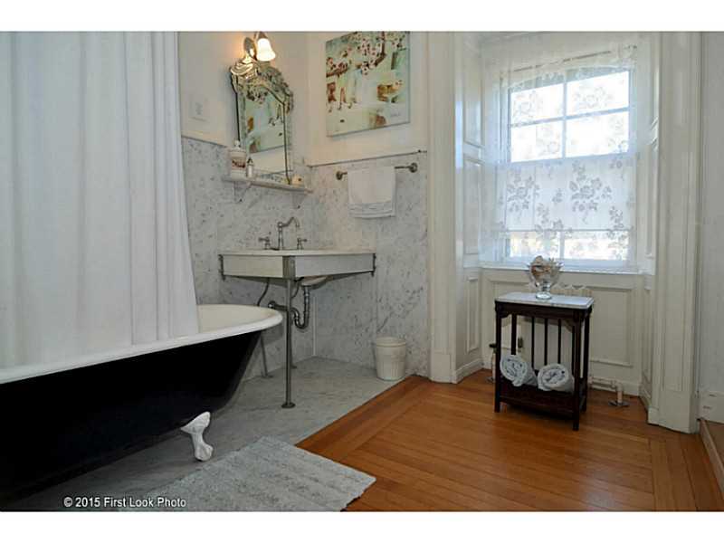 50 Old Beach Road, Unit 7 Newport, RI 02840 - Photo 7 of 18 Bathroom.