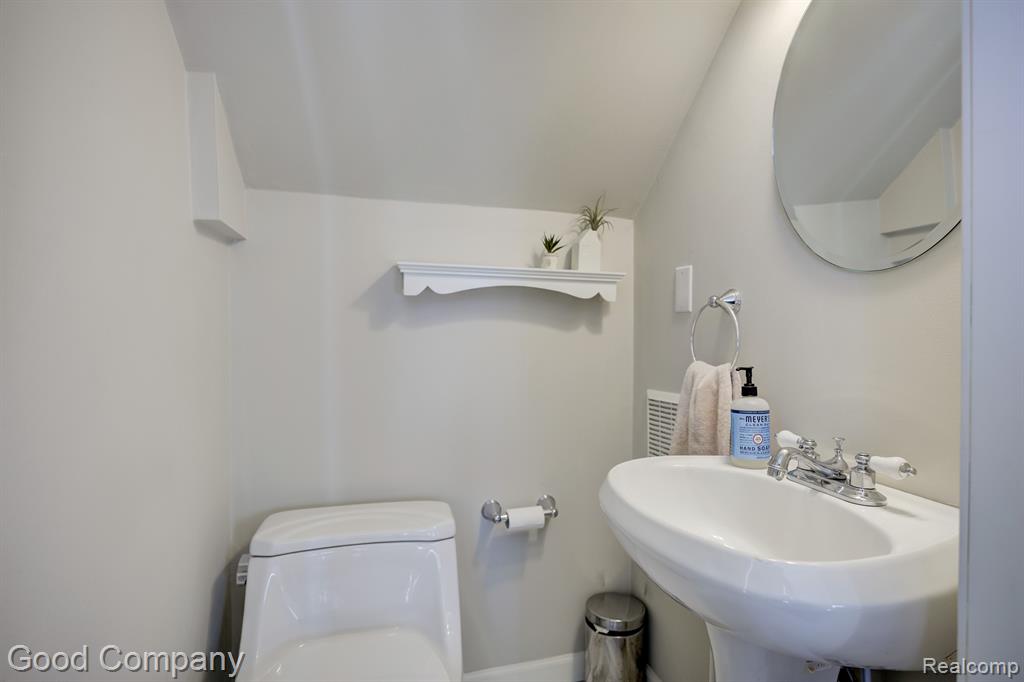 2251 Columbia Road Berkley, MI 48072 - Photo 32 of 59