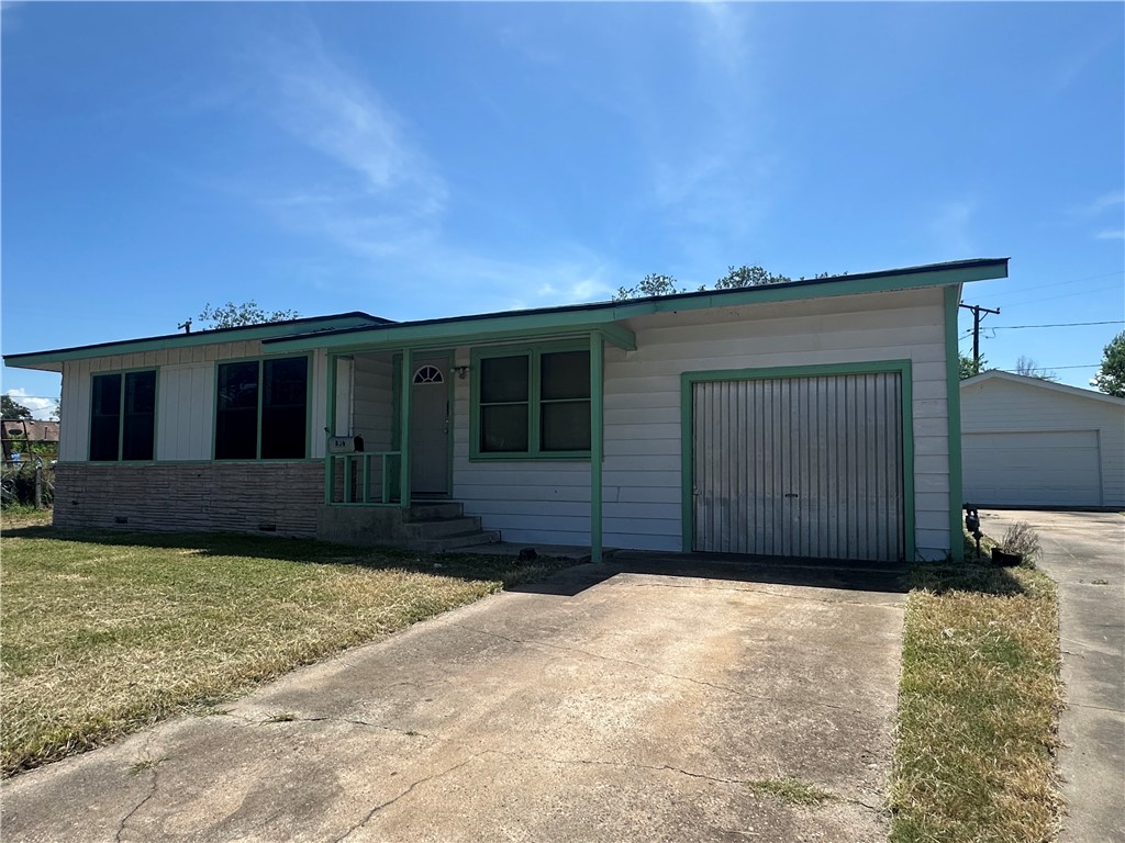 836 Hamilton Street Sinton, TX 78387 - Photo 3 of 12