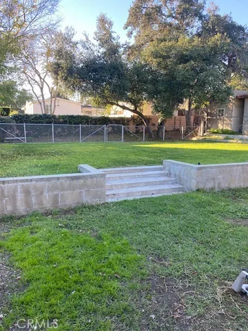 a view of back yard of the house