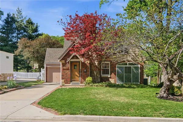 $350,000 | 5302 West 57th Street, Roeland Park, KS 66205