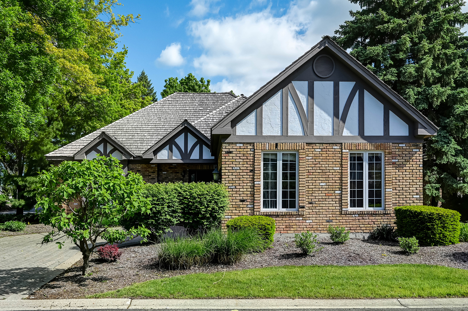68 Berkshire Court Burr Ridge, IL 60527 - Photo 2 of 32