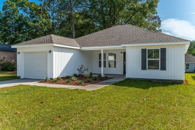 $2,000 | 691 South 11th Street, DeFuniak Springs, FL 32435