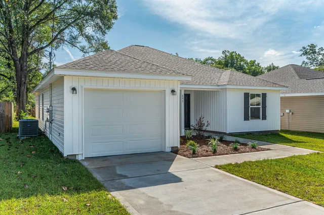 $2,000 | 691 South 11th Street, DeFuniak Springs, FL 32435