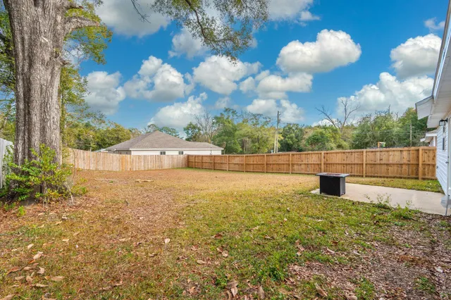 $2,000 | 691 South 11th Street, DeFuniak Springs, FL 32435