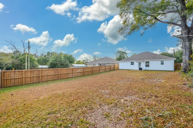 $2,000 | 691 South 11th Street, DeFuniak Springs, FL 32435