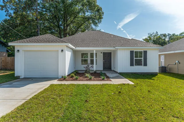 $2,000 | 691 South 11th Street, DeFuniak Springs, FL 32435