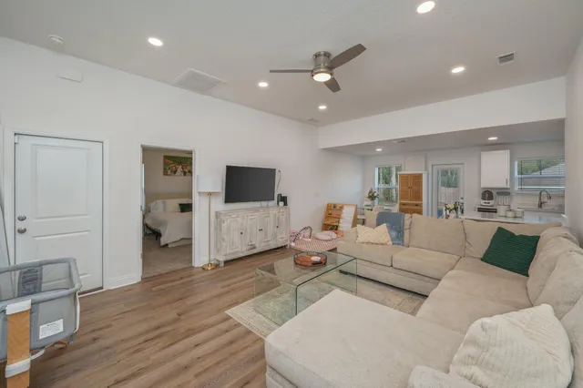 $2,000 | 691 South 11th Street, DeFuniak Springs, FL 32435