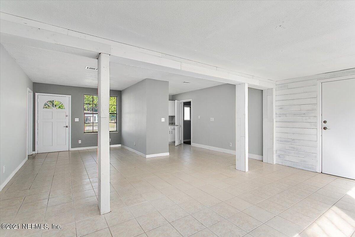 1007 Ovington Road South Jacksonville, FL 32216 - Photo 4 of 13 05-Living Room