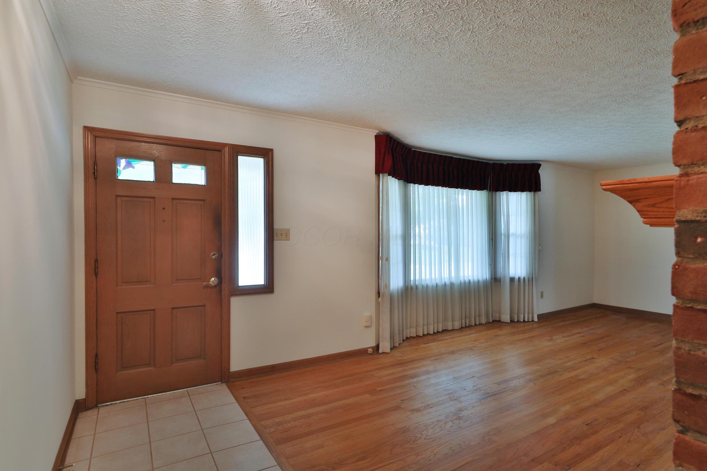 4249 Rowanne Road Columbus, OH 43214 - Photo 5 of 40 Front Door View