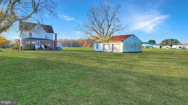 a view of a backyard