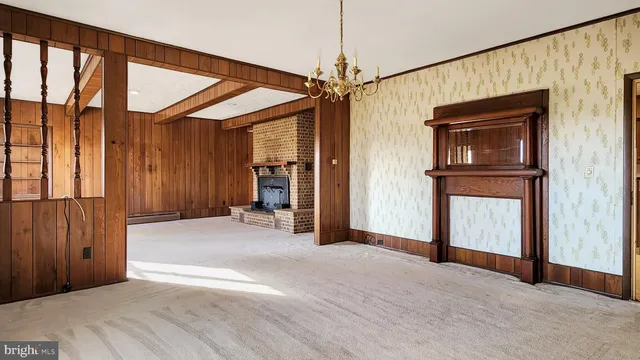 a view of empty room with a ceiling fan