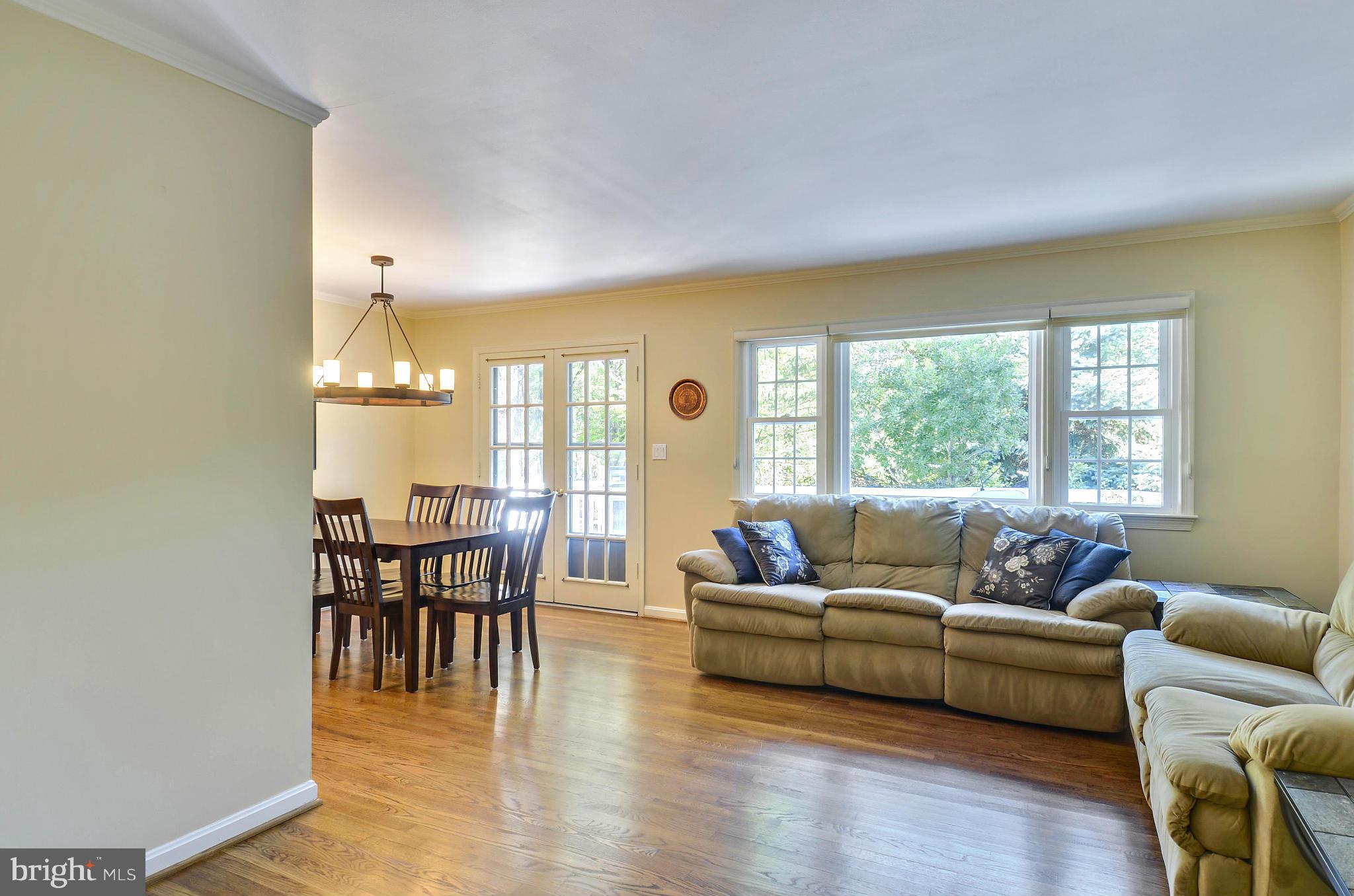 7644 Miller Fall Road Derwood, MD 20855 - Photo 8 of 30 Living Room