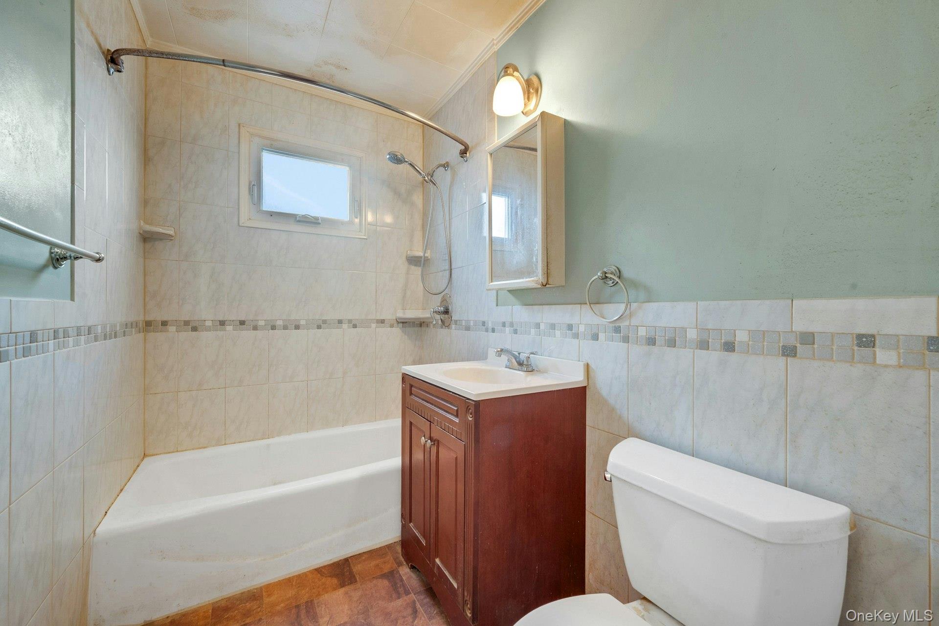 155 Mountaindale Road Yonkers, NY 10710 - Photo 10 of 24 a bathroom with a toilet sink and bathtub