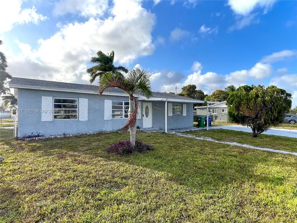 a view of a yard with a house