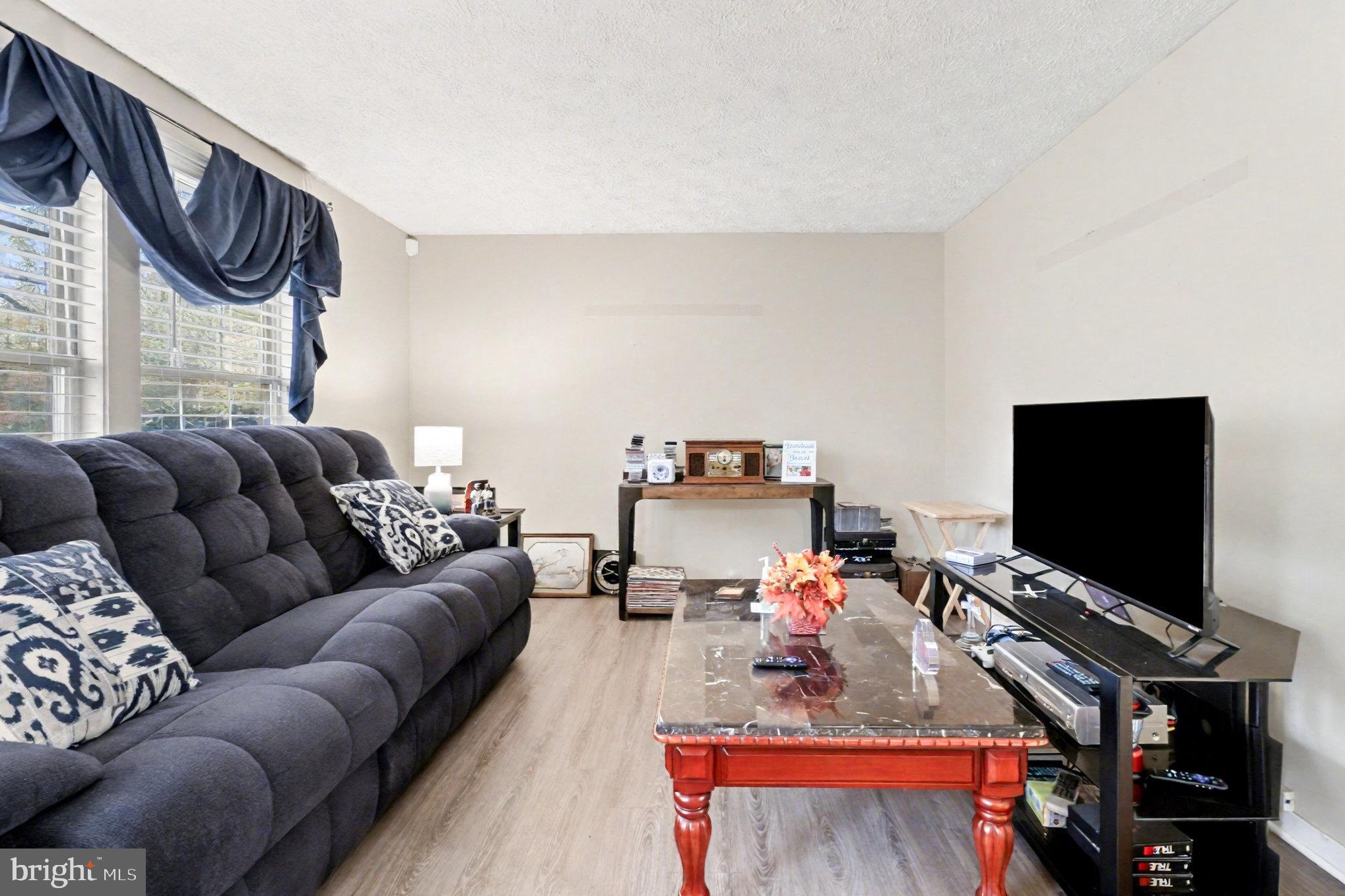 296 Devon Drive Ruther Glen, VA 22546 - Photo 3 of 22 Living room