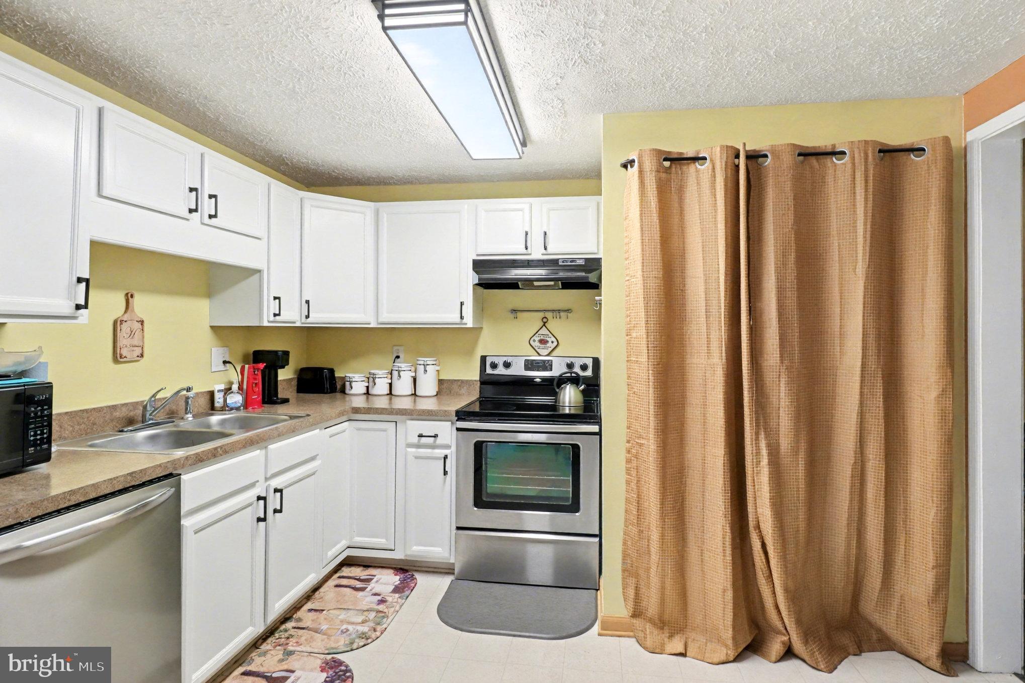296 Devon Drive Ruther Glen, VA 22546 - Photo 9 of 22 Kitchen