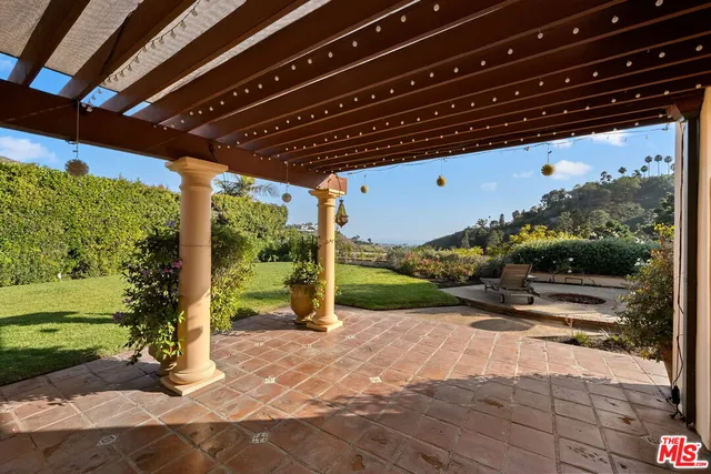 a view of a back yard