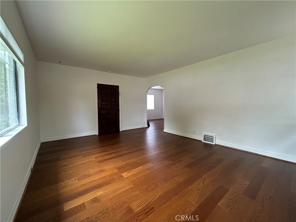 214 East Stocker Street Glendale, CA 91207 - Photo 6 of 31