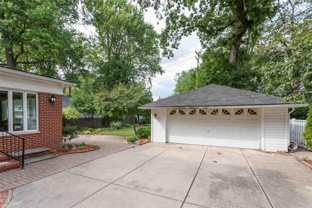 1828 Broadstone Road Grosse Pointe, MI 48236 - Photo 4 of 24 31356679-3.JPG